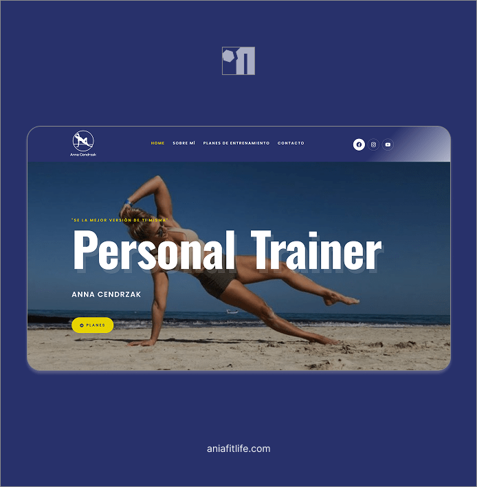 Mujer realizando una plancha lateral en la playa en la portada de un sitio web de entrenador personal