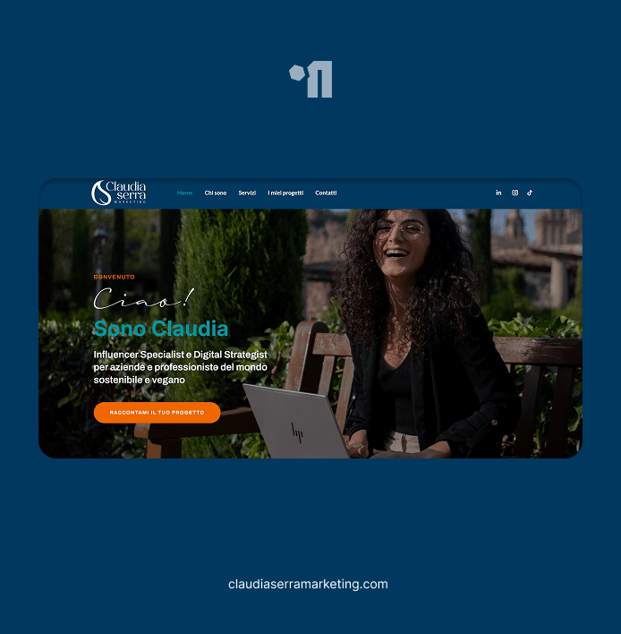 Mujer sonriente con gafas usando un portátil en un banco, encabezado de sitio web de marketing