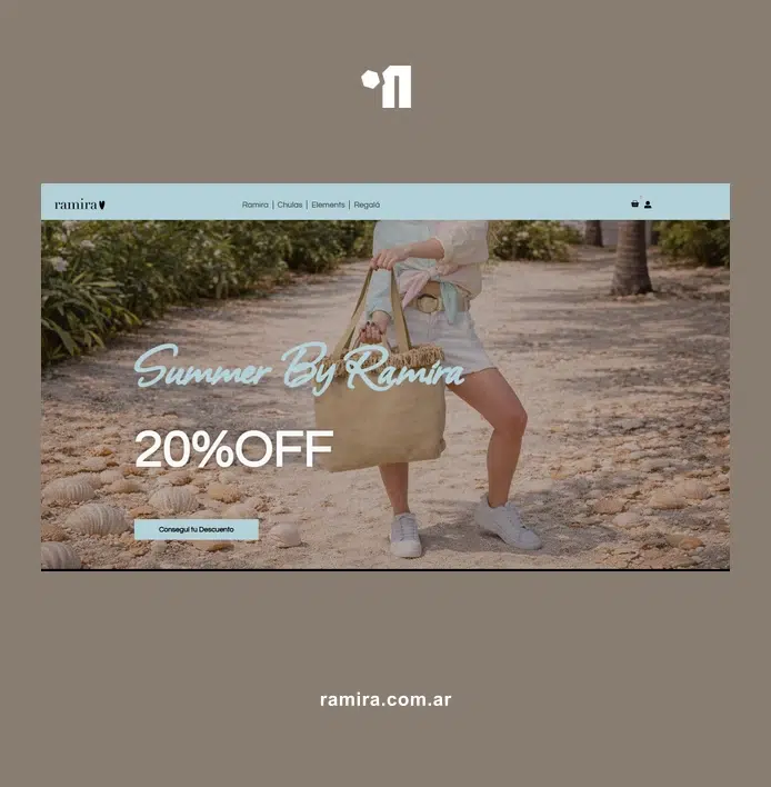Banner web con persona de pie en la playa sosteniendo un bolso playero y texto 20%OFF